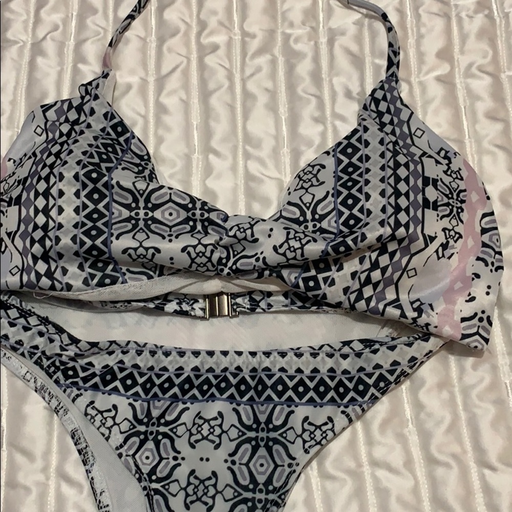 Bikini - Picture 2 of 3